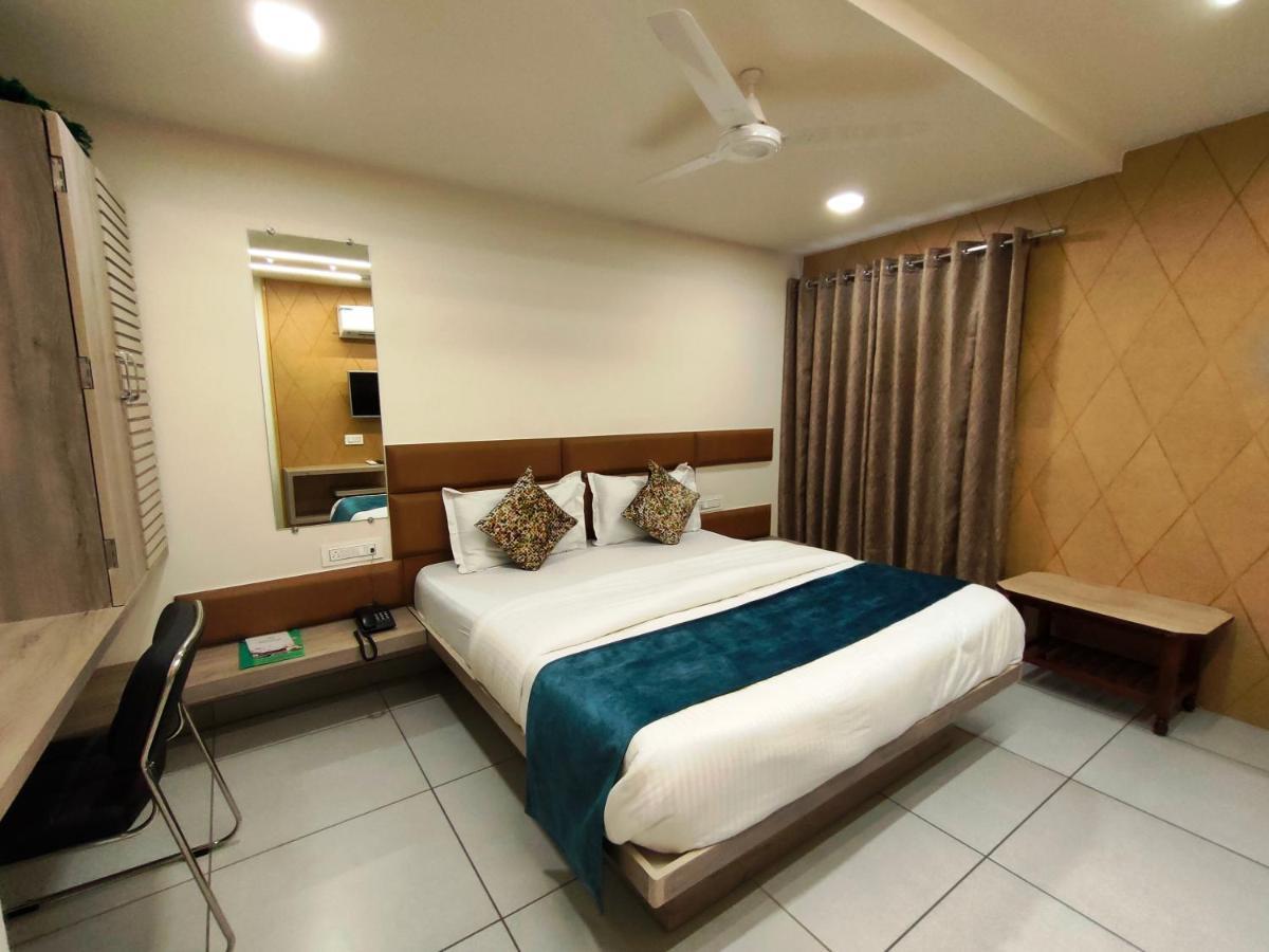 Hotel Kinara Ahmedabad Eksteriør bilde