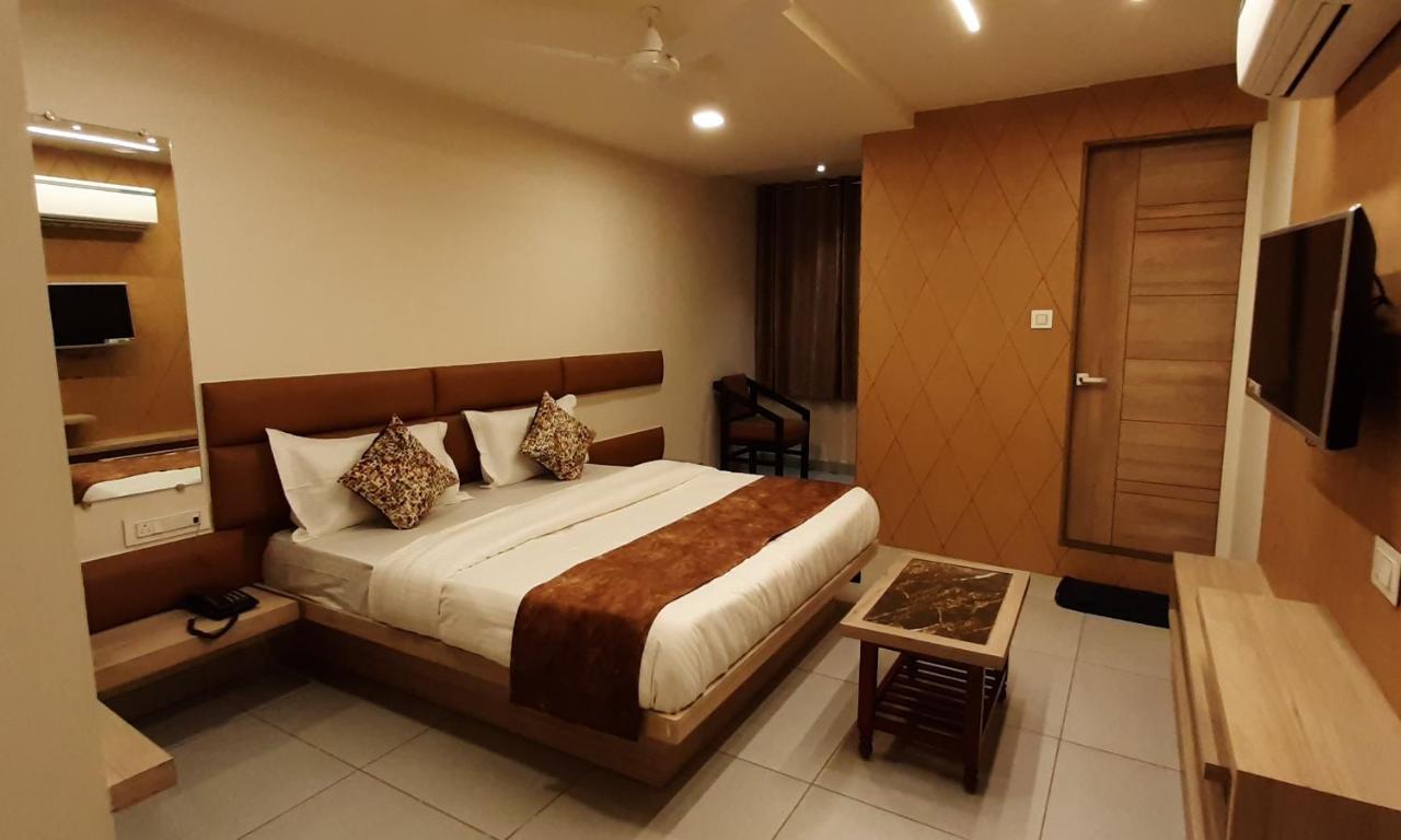 Hotel Kinara Ahmedabad Eksteriør bilde